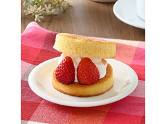 ファミリーマート ファミマルSweets ふんわりホットケーキ風サンド いちご 商品写真