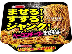 エースコック JUNKFULL やみつき注意！ ベーコンチーズ味まぜそば 商品写真