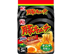 エースコック 豚キムチ味ラーメン 具材入り