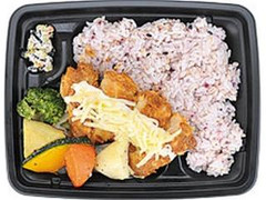 ローソン 七穀ごはんとチーズカレーチキン弁当 商品写真