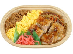 ローソン 鶏照焼と2色そぼろ弁当 もち米入味付けご飯 商品写真