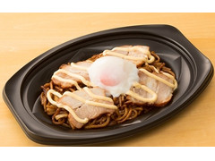 ローソン まちかど厨房 半熟たまごのせ豚焼きそば おかず 商品写真