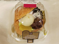 ローソン Uchi Cafe’ SWEETS プレミアムシュークリーム 黒ごまと宇治抹茶のクリーム 商品写真