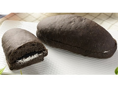 ローソン もっちりとした黒いコッペパン クッキー＆クリーム 商品写真