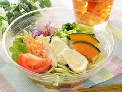 ローソン 1食分の野菜が摂れるサラダラーメン ごまだれ 商品写真