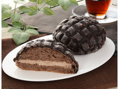 ローソン 黒いメロンパン ベルギーチョコホイップ 商品写真