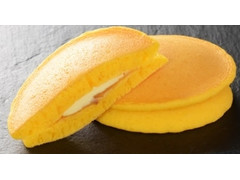 ローソン 安納芋のもちっとパンケーキ 発酵バター入りクリーム 商品写真