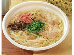 ローソン とんこつラーメン 黒マー油使用 商品写真