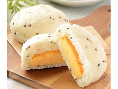 ローソン NL 糖質オフの黒ごまとチェダーチーズクリームのパン 商品写真
