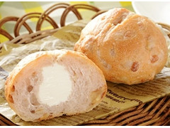ローソン マチノパン もち麦とくるみのチーズクリームパン 商品写真