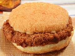 ローソン はみでるバーガー 旨辛！カレーコロッケ 商品写真