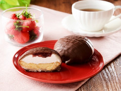 ローソン チョコとお餅で包んだケーキ スカイベリー苺入りイチゴジャム 商品写真
