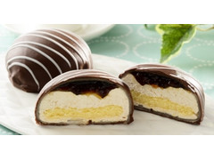 ローソン チョコとお餅で包んだケーキ 黒みつ＆きなこクリーム わたぼく牛乳入りホイップ 商品写真