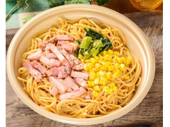 ローソン 大盛！ベーコンとコーンのガーリック醤油パスタ 商品写真