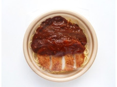 ローソン チキンカツのせ！コク旨デミソースパスタ 商品写真