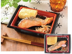 大きなだし巻玉子と鮭のお弁当