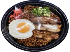 ローソン 麺大盛！目玉焼きと豚カルビのソース焼そば 商品写真