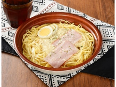 ローソン 大盛 ピリ辛ガーリックカルボナーラ 商品写真