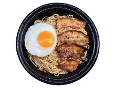 ローソン 麺大盛！目玉焼きと豚カルビの塩焼そば 商品写真