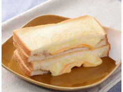 ローソン とろ～りメルトサンド 3種チーズ×ツナ 商品写真