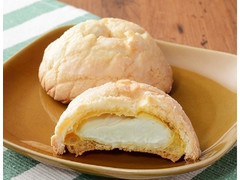 ローソン Uchi Cafe’ まるでメロンパンみたいなシュークリーム 茨城鉾田メロンのシュークリーム