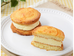 ローソン Uchi Cafe’ ほろほろしたバタークッキーサンド 商品写真