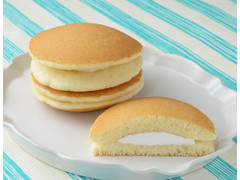 ローソン フィナンシェ風パンケーキ ホイップクリーム 商品写真