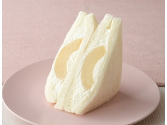 ローソン 1／2個分の白桃＆ホイップサンド