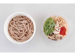 ローソン 蒸し鶏とトマトのクリームうどん全粒粉入 商品写真