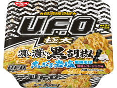 日清食品 日清焼そばU.F.O.大盛 濃い濃い黒胡椒 荒ぶる岩塩風焼そば 豚塩＆ガーリック味 商品写真