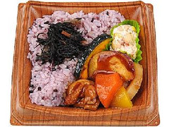 ミニストップ 生姜が効いた鶏と野菜の黒米弁当 商品写真