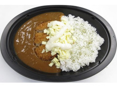 ミニストップ チーズとメンチカツカレー 商品写真