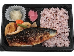 ミニストップ おろし醤油で味わう焼鯖と煮物弁当 黒米ごはん 商品写真