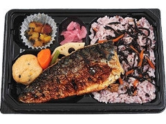 ミニストップ 焼鯖と煮物弁当 ひじきのせ黒米ごはん 商品写真