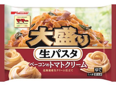 マ・マー 大盛り生パスタ ベーコンのトマトクリーム