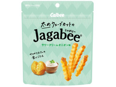 カルビー 太めウェーブカットのJagabee サワークリームオニオン味