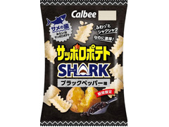 カルビー サッポロポテトSHARK ブラックペッパー味 商品写真