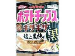 カルビー ポテトチップス ギザギザ 塩と黒糖味 商品写真