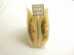 BLOSSOM and BOUQUET きのことチキンのオムレツのサンドイッチ 商品写真