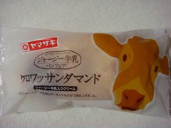 ヤマザキ ジャージー牛乳 クロワッサンダマンド 商品写真