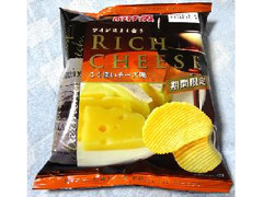カルビー ポテトチップス リッチチーズ こく深いチーズ味 商品写真