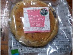 ファミリーマート こだわりパン工房 クランベリーとプルーンのパン チーズクリーム入り 商品写真