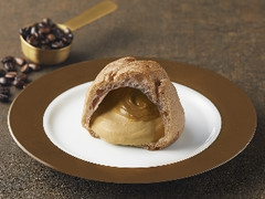 モンテール 小さな洋菓子店 珈琲を食べるシュークリーム カフェラテ