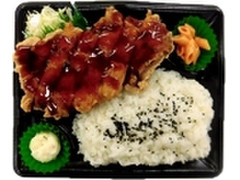 デイリーヤマザキ デイリーホット デイリーホット 大きな揚げ鶏弁当 粗挽き黒こしょうソース 商品写真