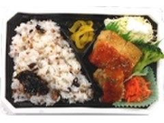 デイリーヤマザキ デイリーホット デイリーホット 十八穀ごはんのローストチキン弁当 トマトソース 商品写真