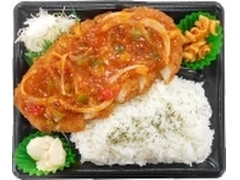 デイリーヤマザキ デイリーホット デイリーホット トマトソースのビッグチキンカツ弁当 商品写真