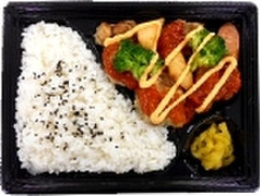 デイリーヤマザキ デイリーホット デイリーホット チーズとトマトソースのバジルチキン弁当 チョリソー入り 商品写真