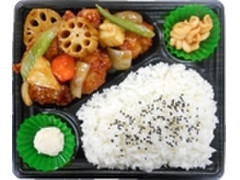 デイリーヤマザキ デイリーホット 鶏と野菜の黒酢あんかけ弁当 竹の子入り 商品写真