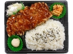 デイリーヤマザキ デイリーホット 大きな揚げ鶏弁当 粗挽き黒胡椒ソース 商品写真