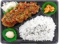 デイリーヤマザキ デイリーホット 4種野菜の辛口ラー油ソースの油淋鶏弁当 商品写真